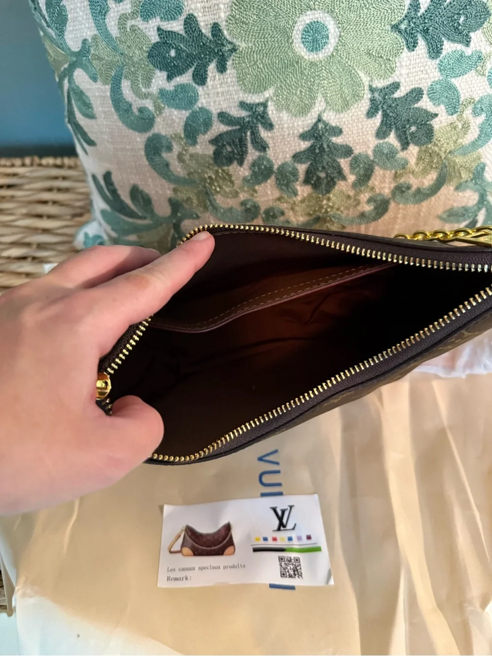 The Unbranded Brand shoulder bag